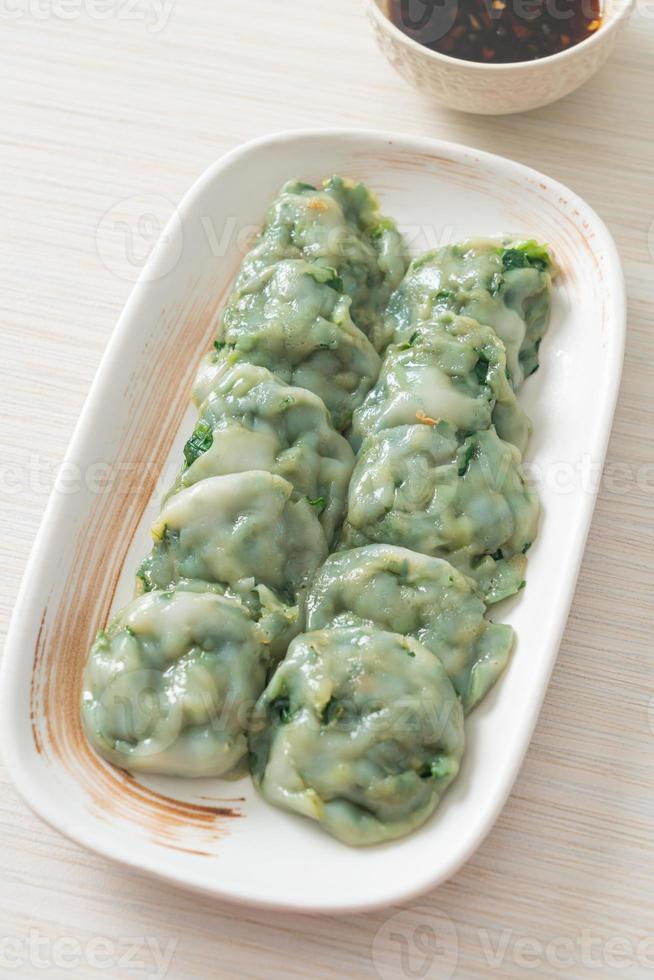 gestoomde bieslook dumplings met saus foto