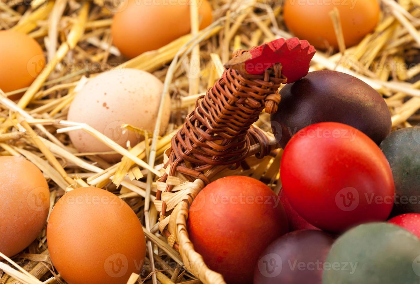 eieren in hooi en geweven mand foto