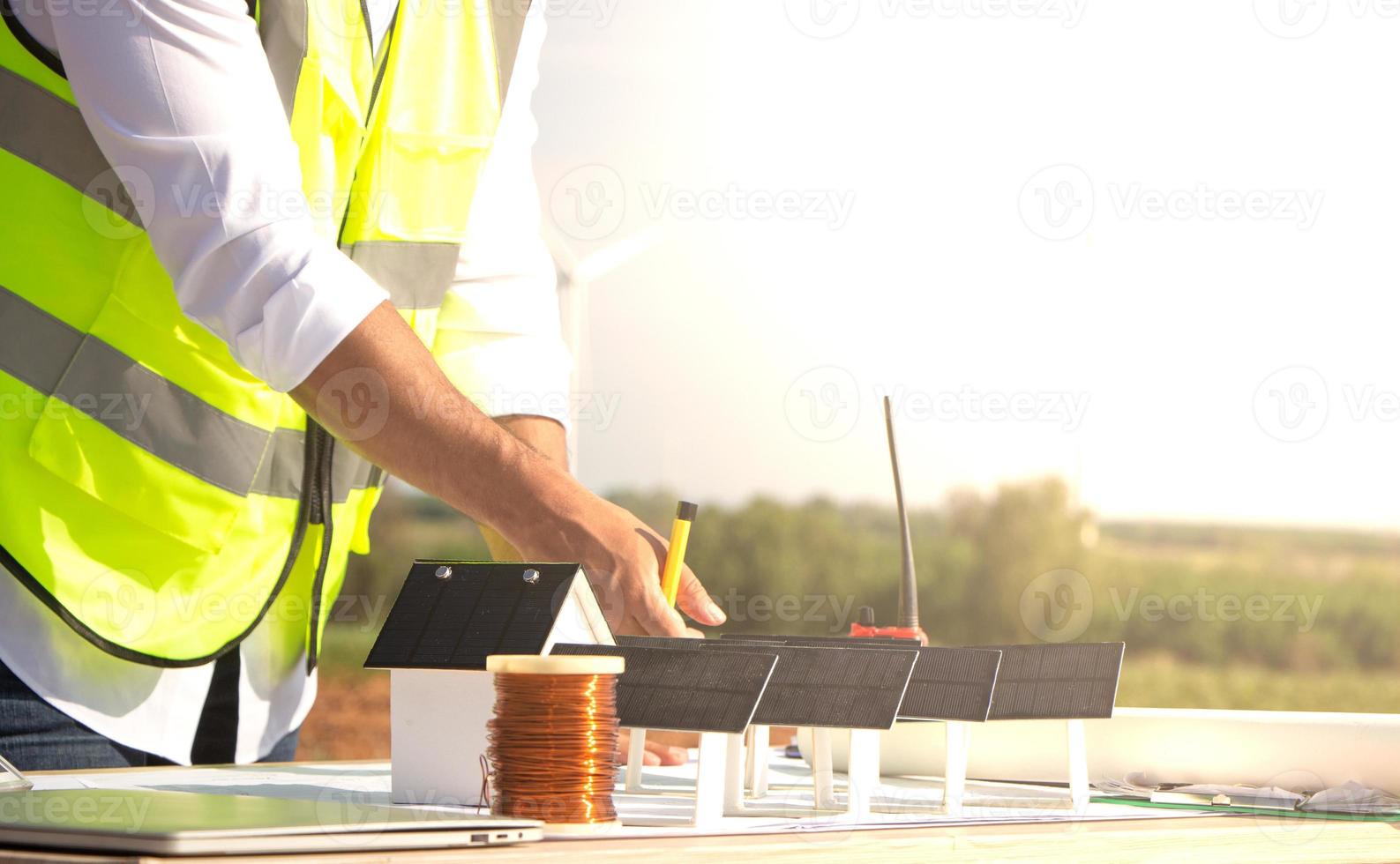 ingenieursteam dat werkt in windturbinepark en zonnecel. hernieuwbare energie met windgenerator door alternatief energieconcept. foto