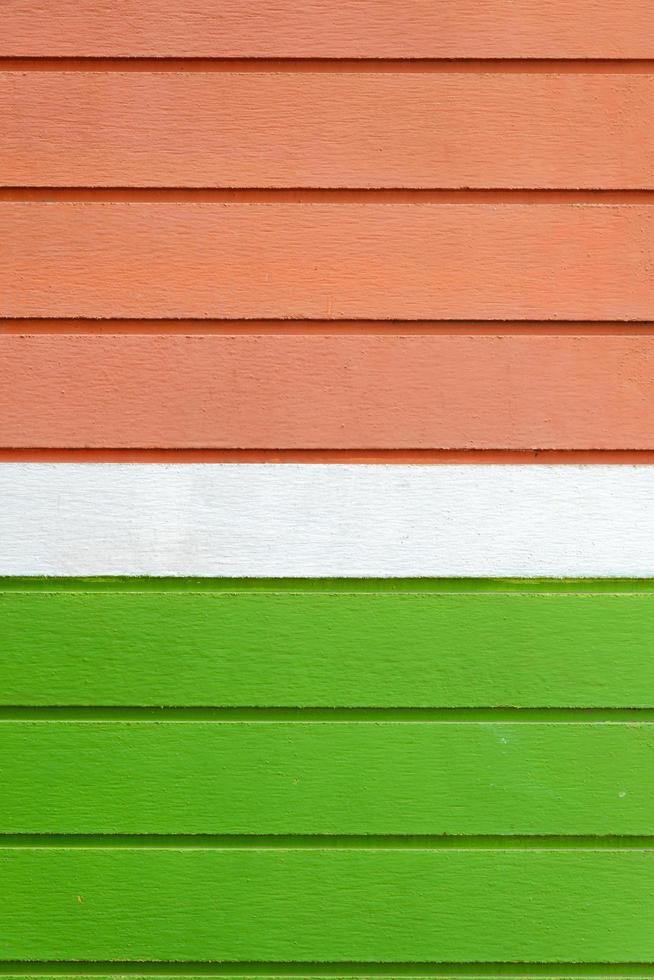 bruine, witte en groene houten plankmuur voor decoratie en achtergrond foto