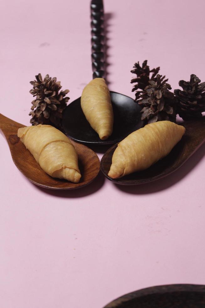 hartige molen bananencake voor snacks bij het ontbijtmenu. molen bananen met gebak worden meestal geserveerd bij een kop warme koffie of thee. markt hapjes. focus vervagen. focus op enkele engelen. foto