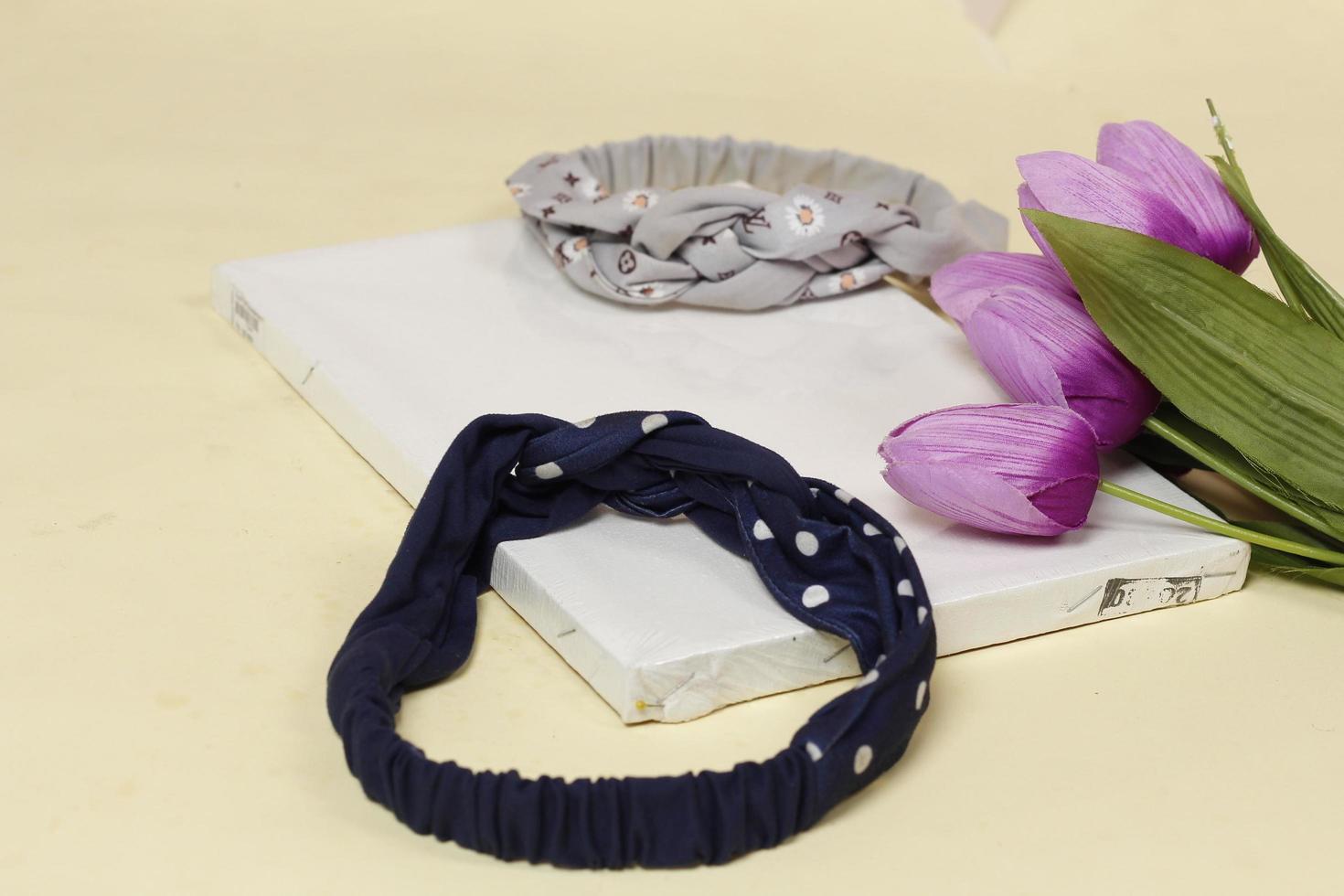 Koreaanse bandana's versierd met verschillende soorten bloemen zullen haar verfraaien dat heel mooi wordt. met een verscheidenheid aan unieke vormen en felle kleuren. foto