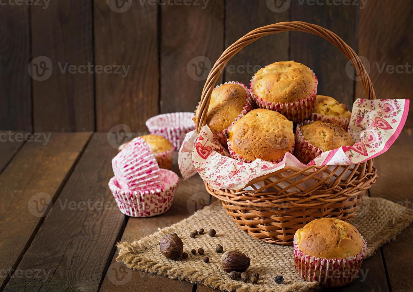 Fruitmuffins met nootmuskaat en piment op een houten ondergrond foto