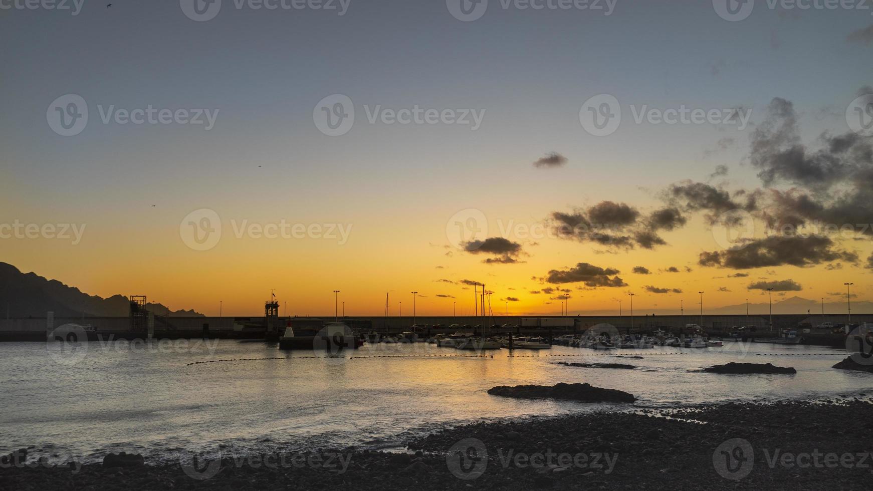 zonsondergang in agaete canarische eilanden foto