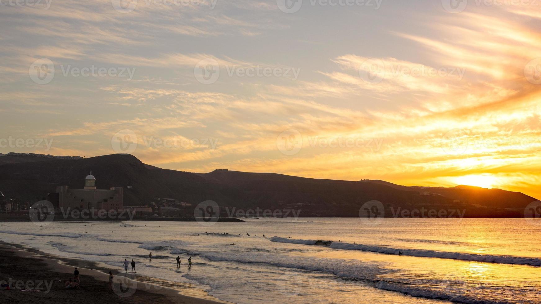 zonsondergang op het strand van zonsondergang Canteras in de stad Las Palmas foto