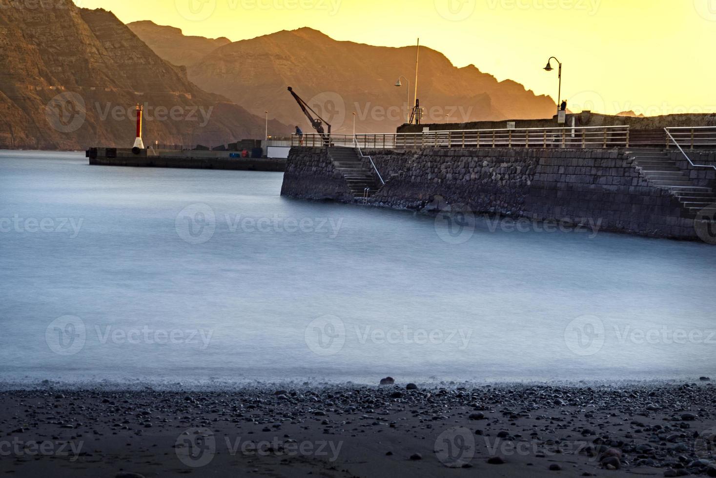 zonsondergang in agaete canarische eilanden foto