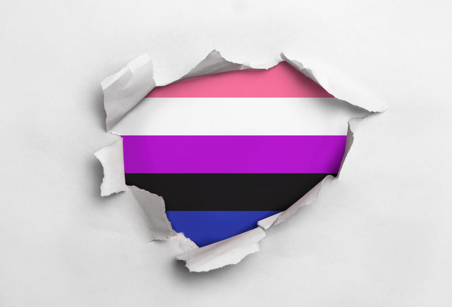 gescheurd papier met vlag genderfluid foto