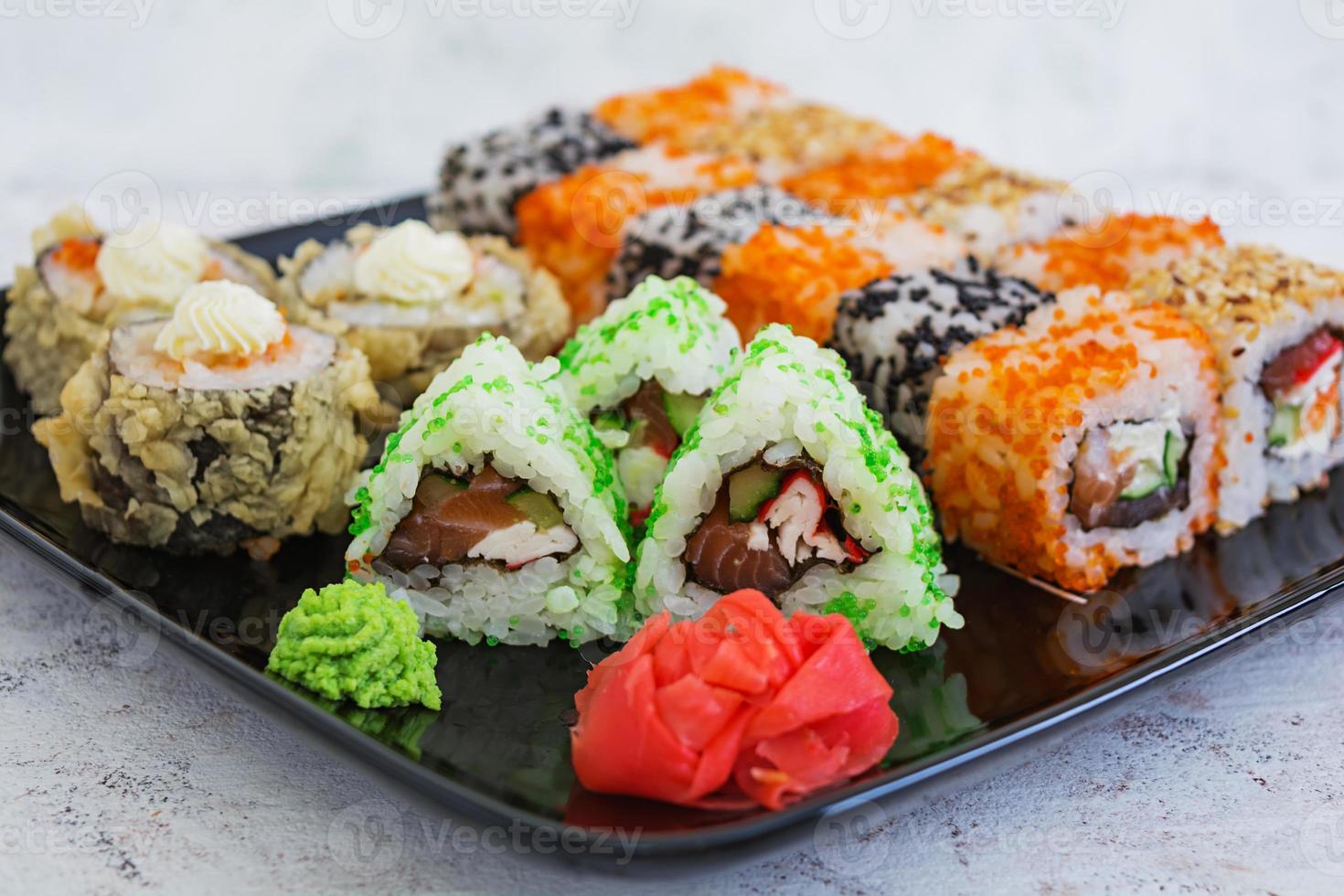 sushi roll op witte achtergrond foto