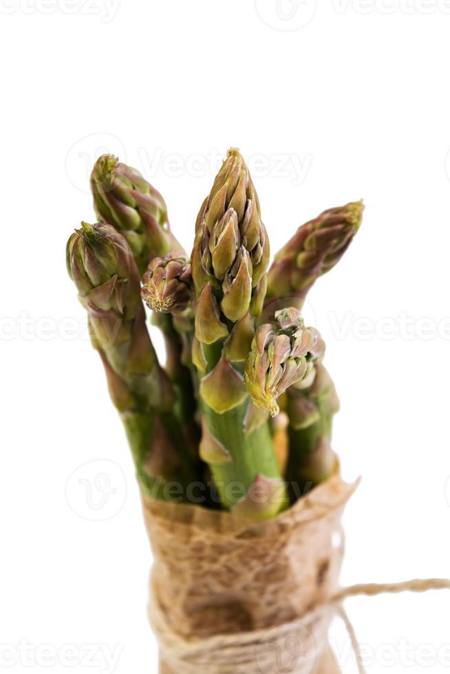 verse asperges geïsoleerd op witte achtergrond foto