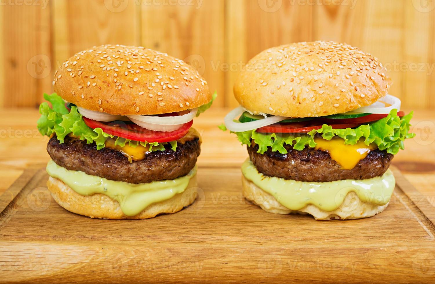 heerlijke handgemaakte hamburger op houten achtergrond. dichtbij bekijken foto