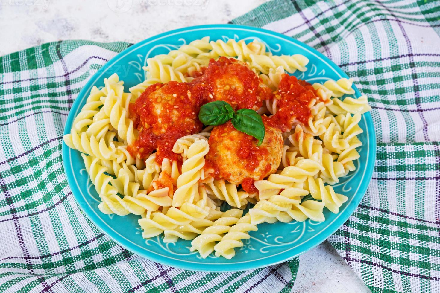 gehaktballen met fusilli op witte achtergrond foto