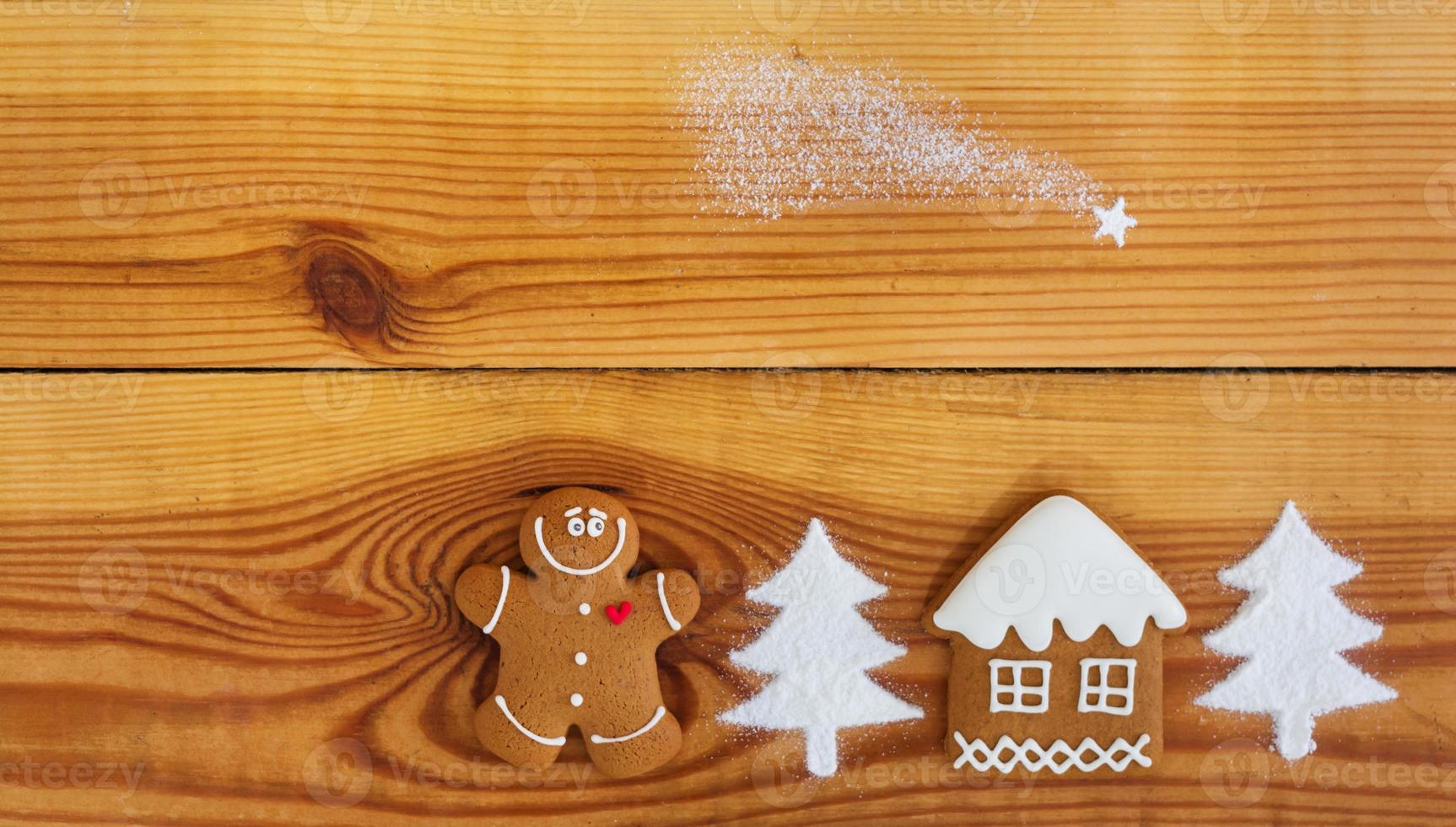 peperkoek kerstkoekjes op houten achtergrond foto