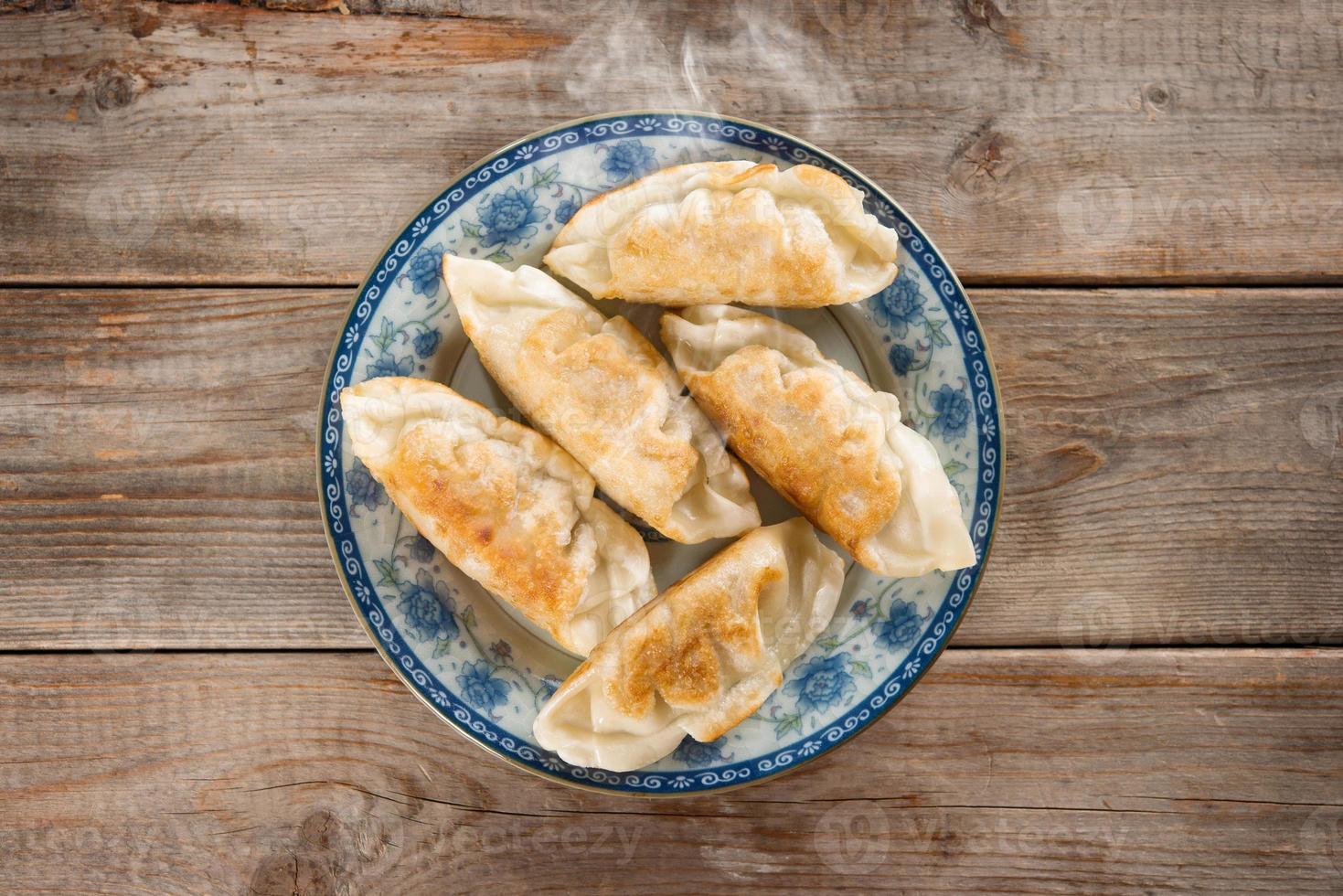 Aziatische voorgerecht pan gebakken dumplings foto