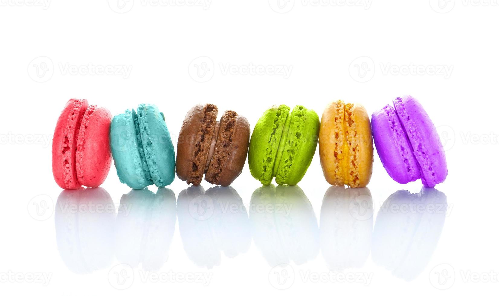 lijn van kleurrijke macarons geïsoleerd op een witte achtergrond foto