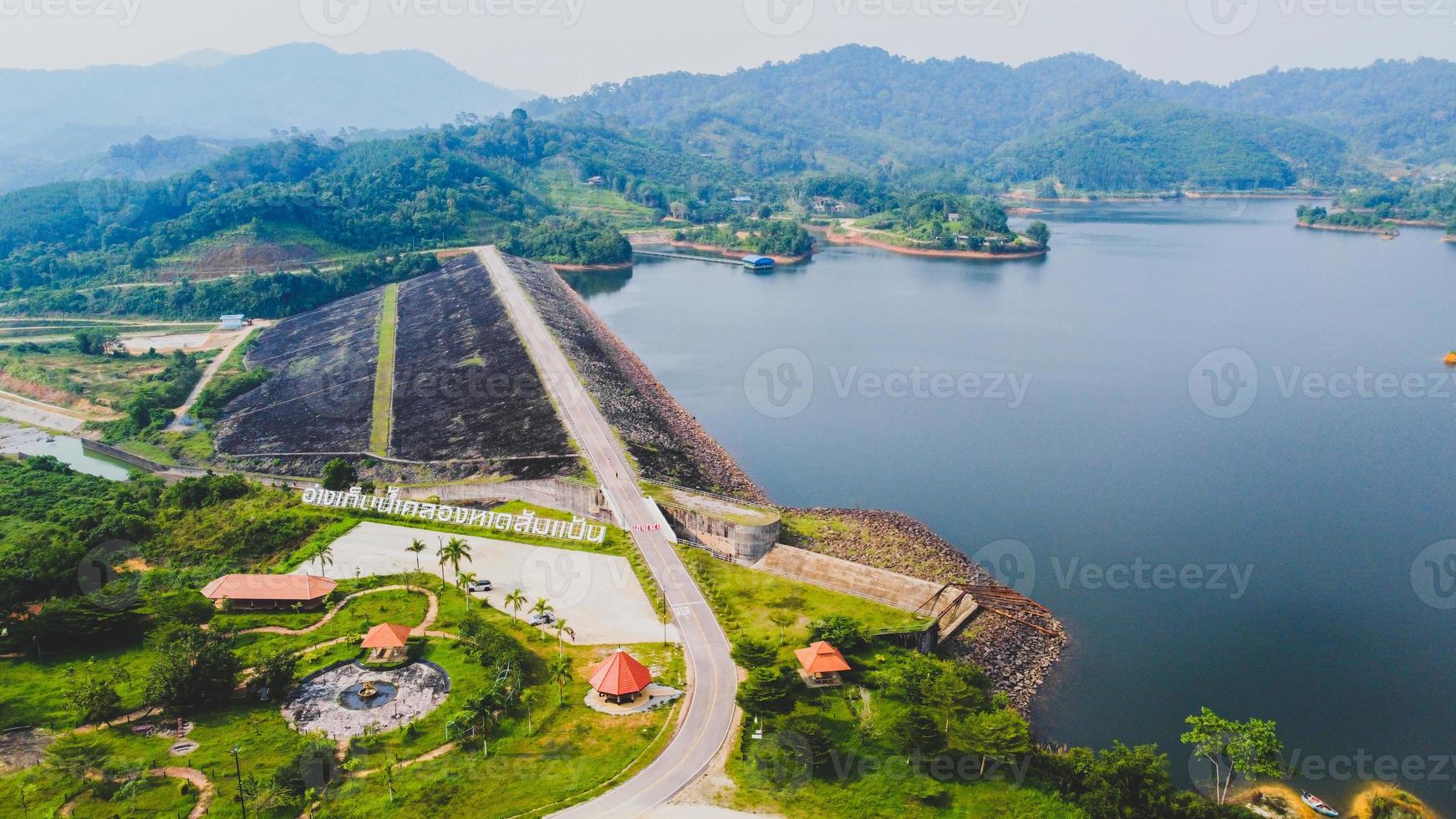 stuwmeren in de provincie ranong Thailand's schilderachtige schoonheid is een toeristische attractie. Thailand toerisme concept en waterbeheer foto