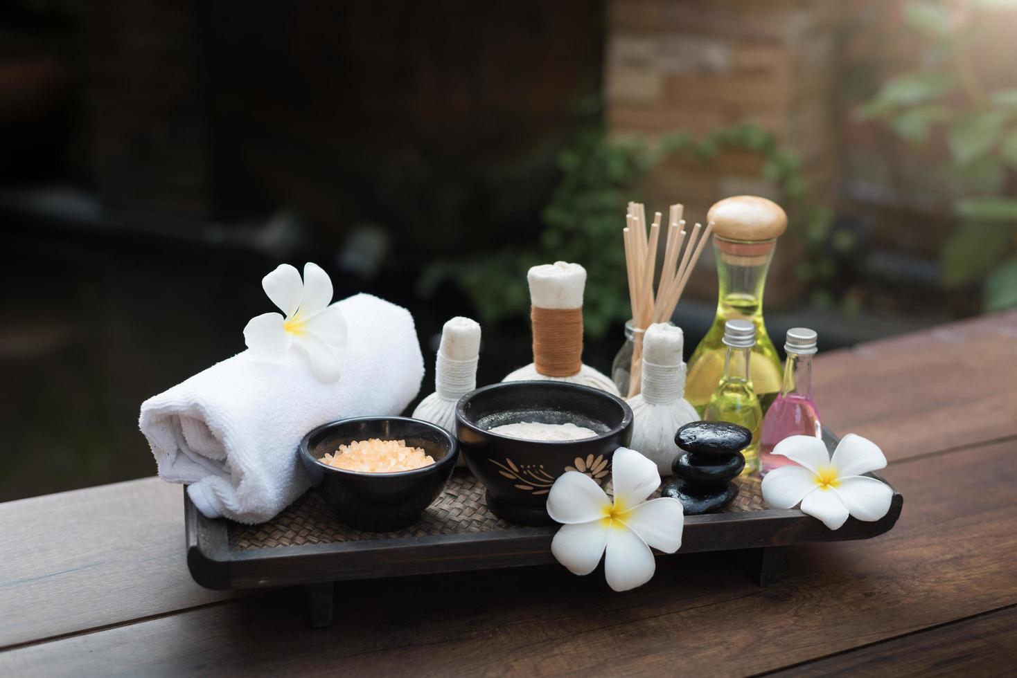 thai spa massage kompres ballen en zout spa objecten foto