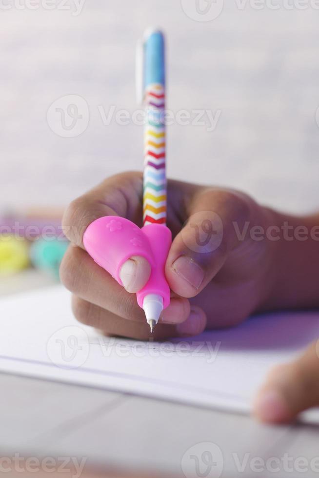 kinderen met behulp van schrijven corrector penhouder houdingen grip foto