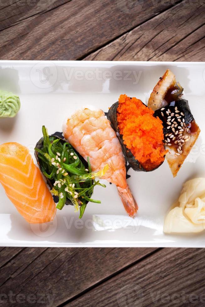 verse sushi op houten achtergrond foto