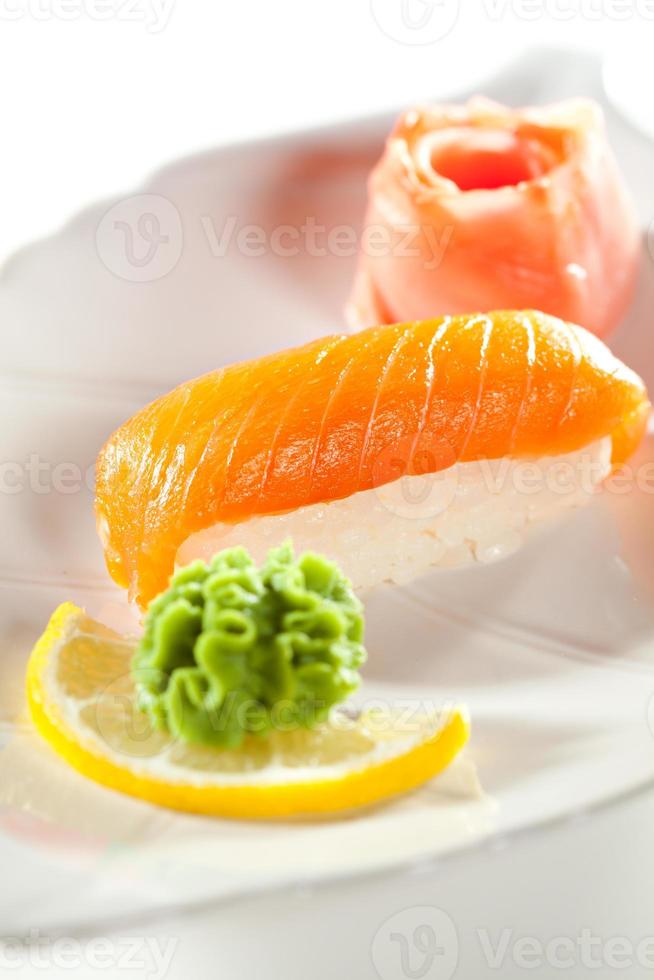 sushi met gerookte zalm foto