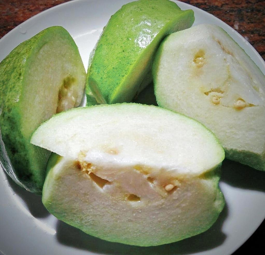 guave op een bord foto