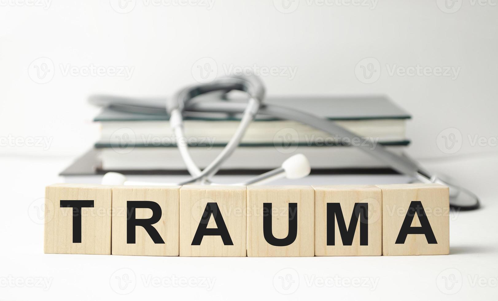 het woord trauma geschreven op houten kubussen foto