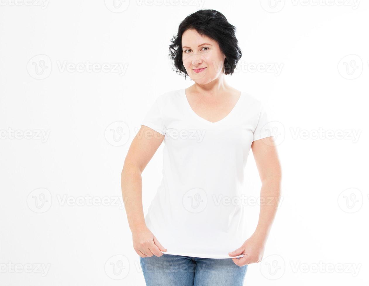 lachende brunette vrouw in lege witte t-shirt geïsoleerd. t-shirt mock-up, kopieer ruimte foto