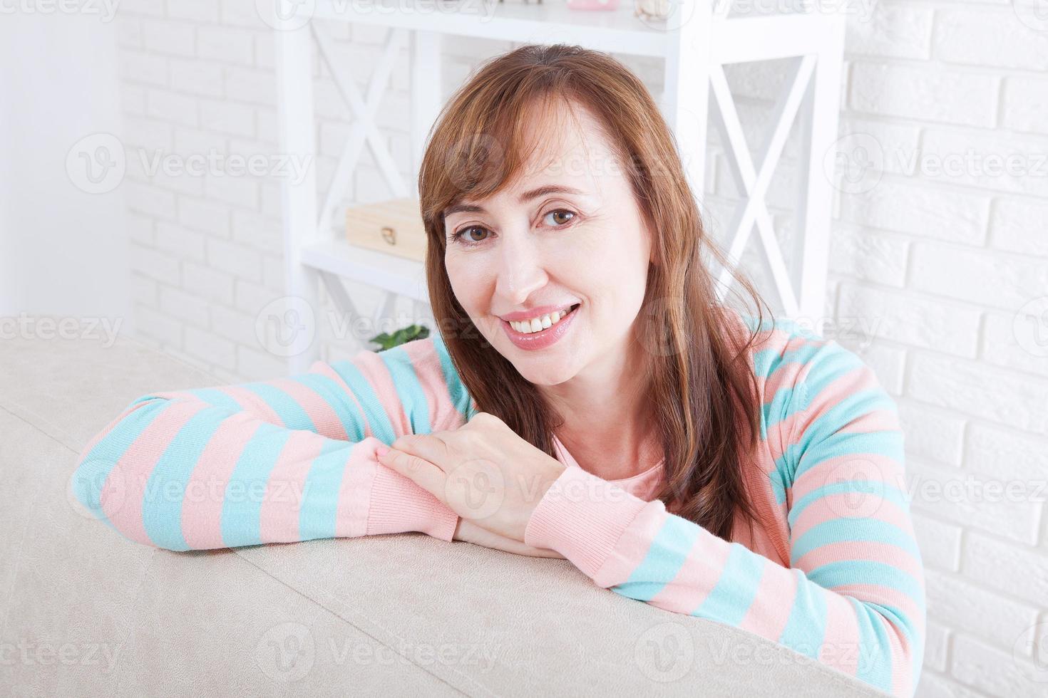 macro vrouw gezicht. portret van lachende vrouw van middelbare leeftijd thuis achtergrond. menopauze. selectieve aandacht. moederdag en zomertijd. kopieer ruimte foto