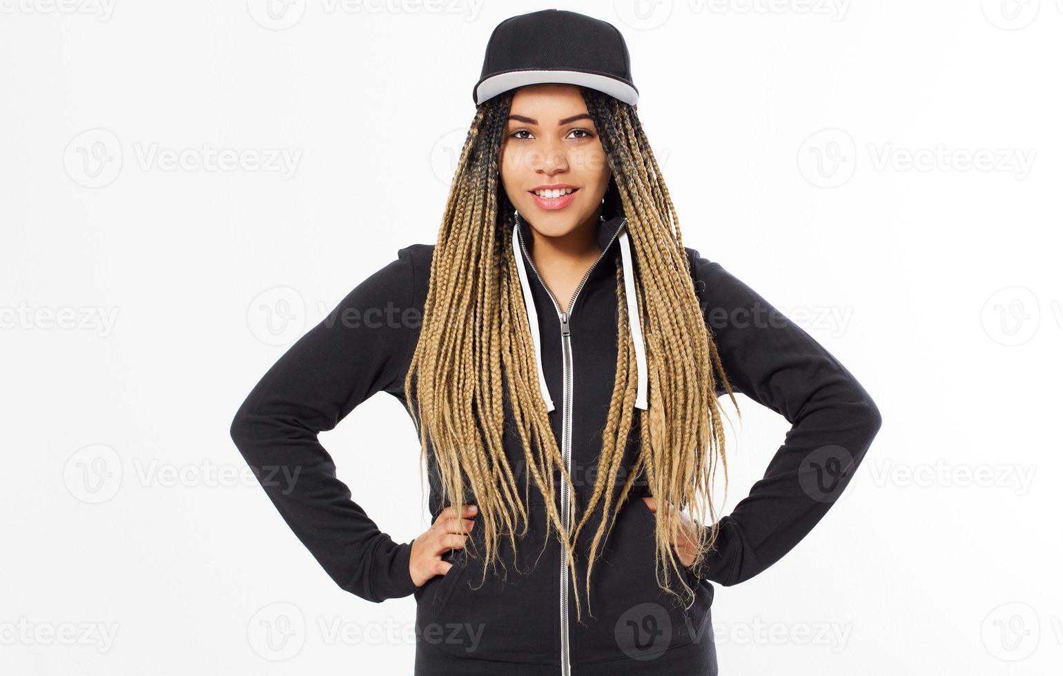 jong meisje met dreadlocks met lege en oversized lange hoodie en zwarte pet. buitenshuis levensstijl portret, hipster foto