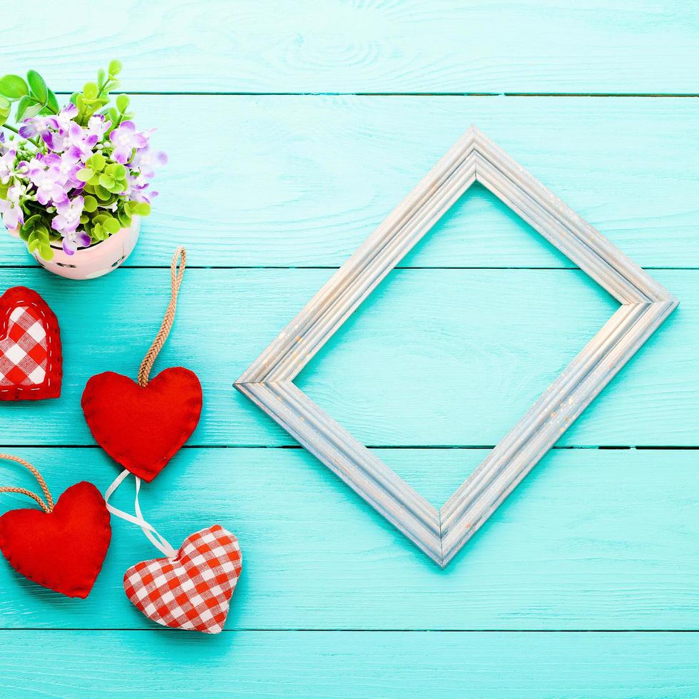 romantisch frame met kopieerruimte en accessoires op blauwe houten achtergrond. bovenaanzicht foto