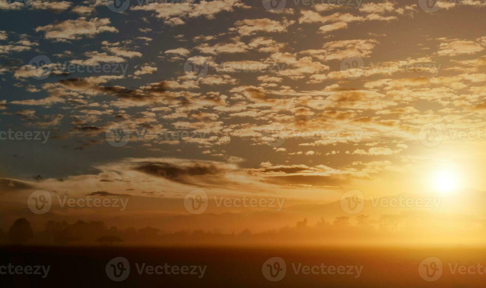 plattelandslandschap onder schilderachtige kleurrijke hemel met zwerm vogels bij zonsondergang op de achtergrond. foto