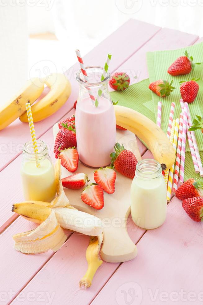 melk met verse aardbeien en bananen foto