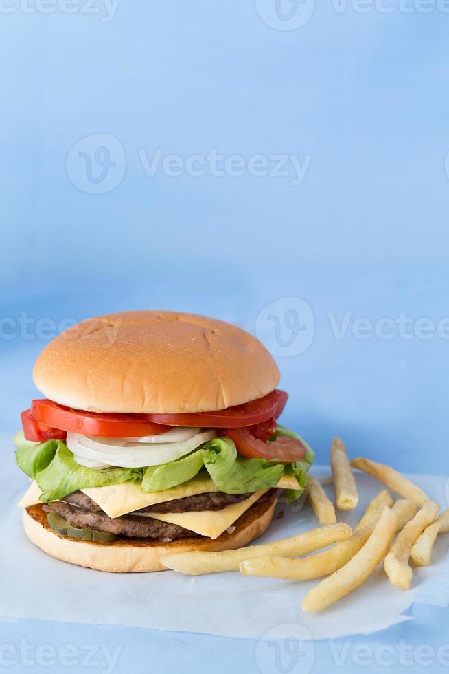 heerlijke cheeseburger met melk en tomatensaus foto