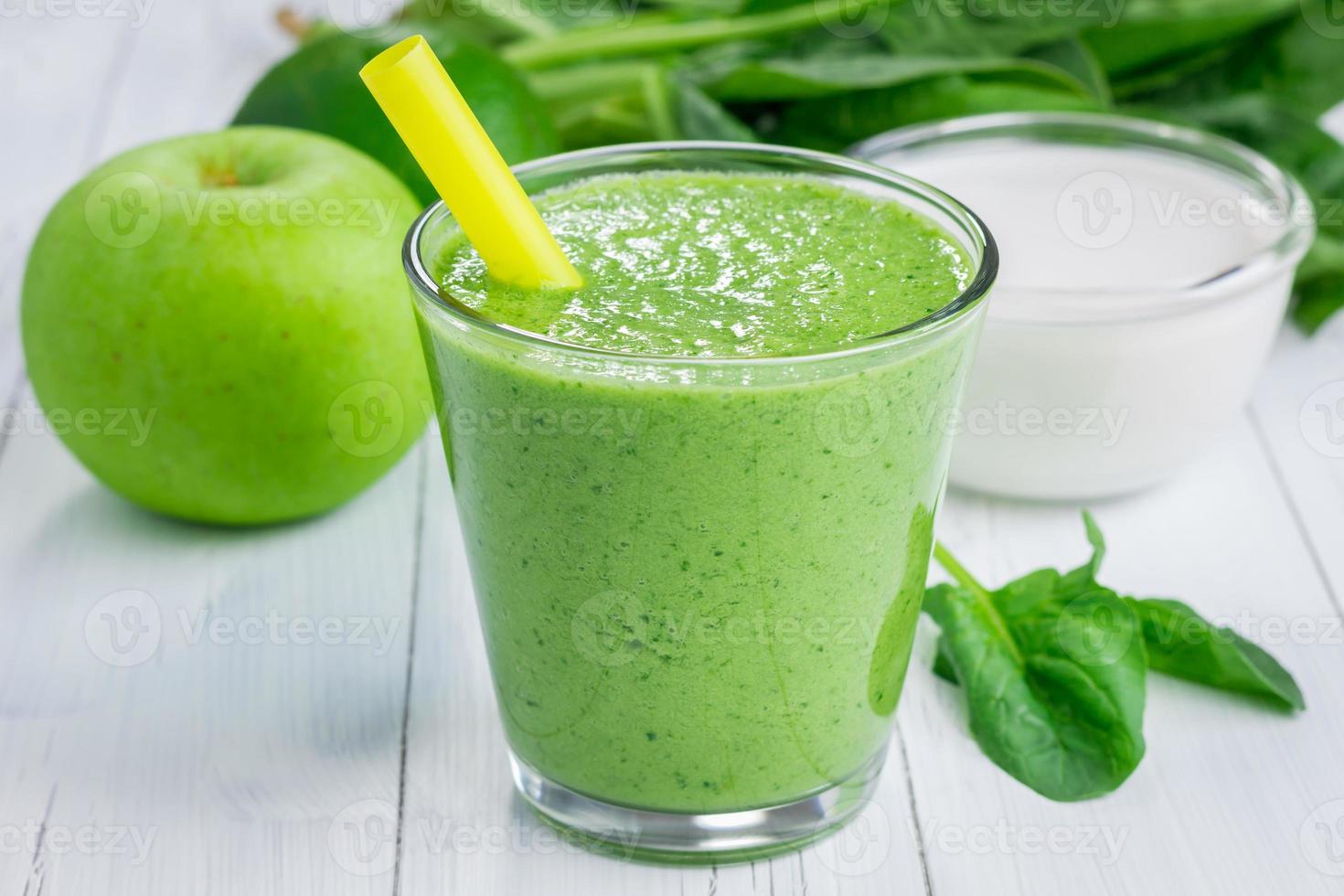 gezonde smoothie met groene appel, spinazie, limoen en kokosmelk foto