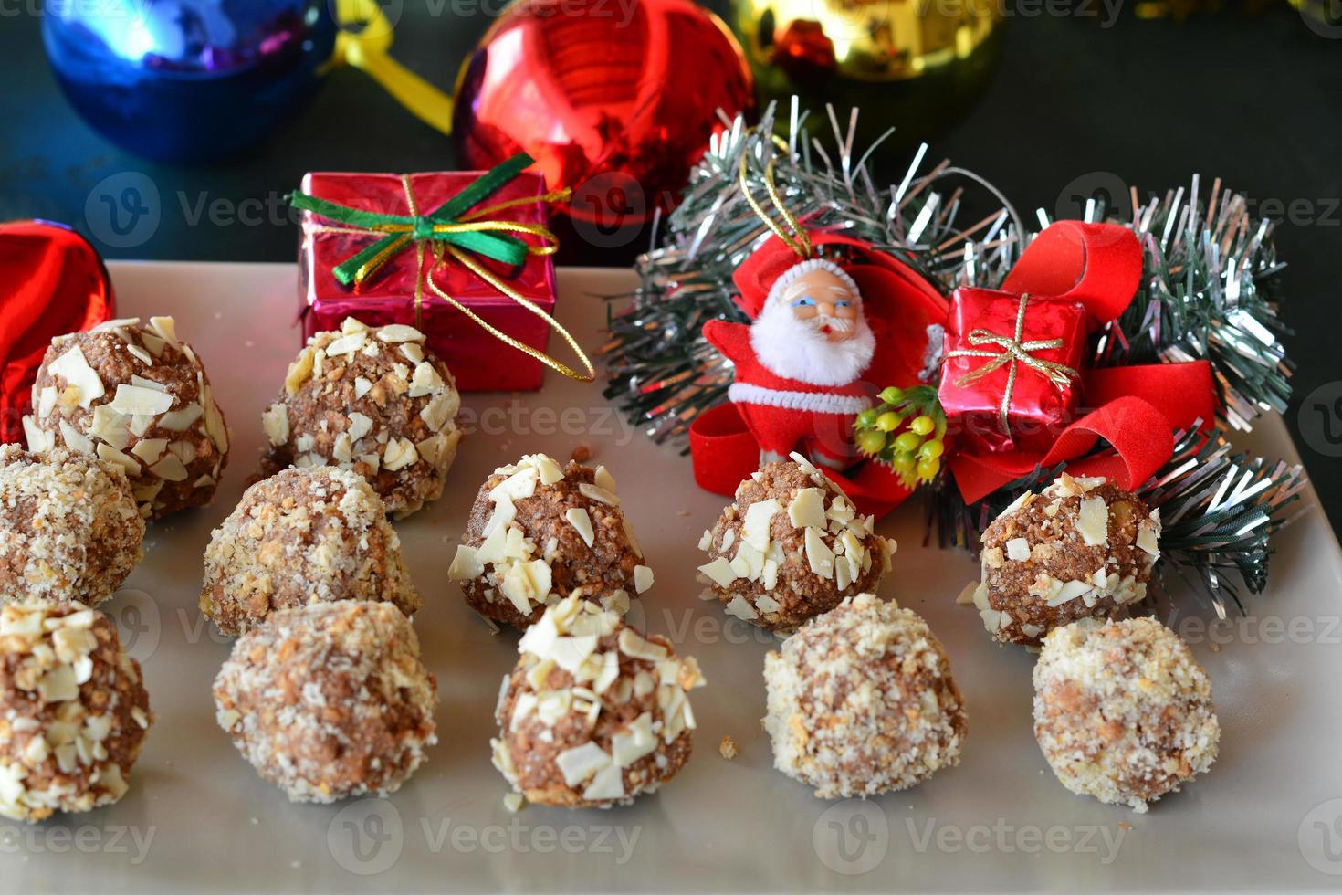 zelfgemaakte chocoladetruffels met noten kerst dessert foto