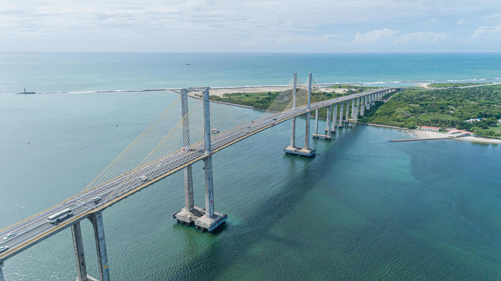 rio de janeiro, mei 2019 - luchtfoto vliegen over een treinbrug foto