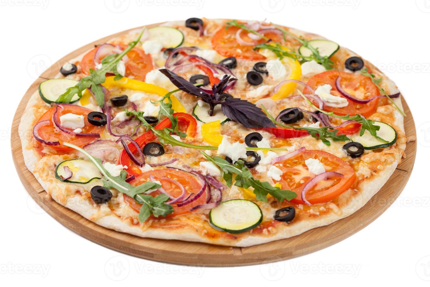 zelfgemaakte pizza op witte achtergrond foto