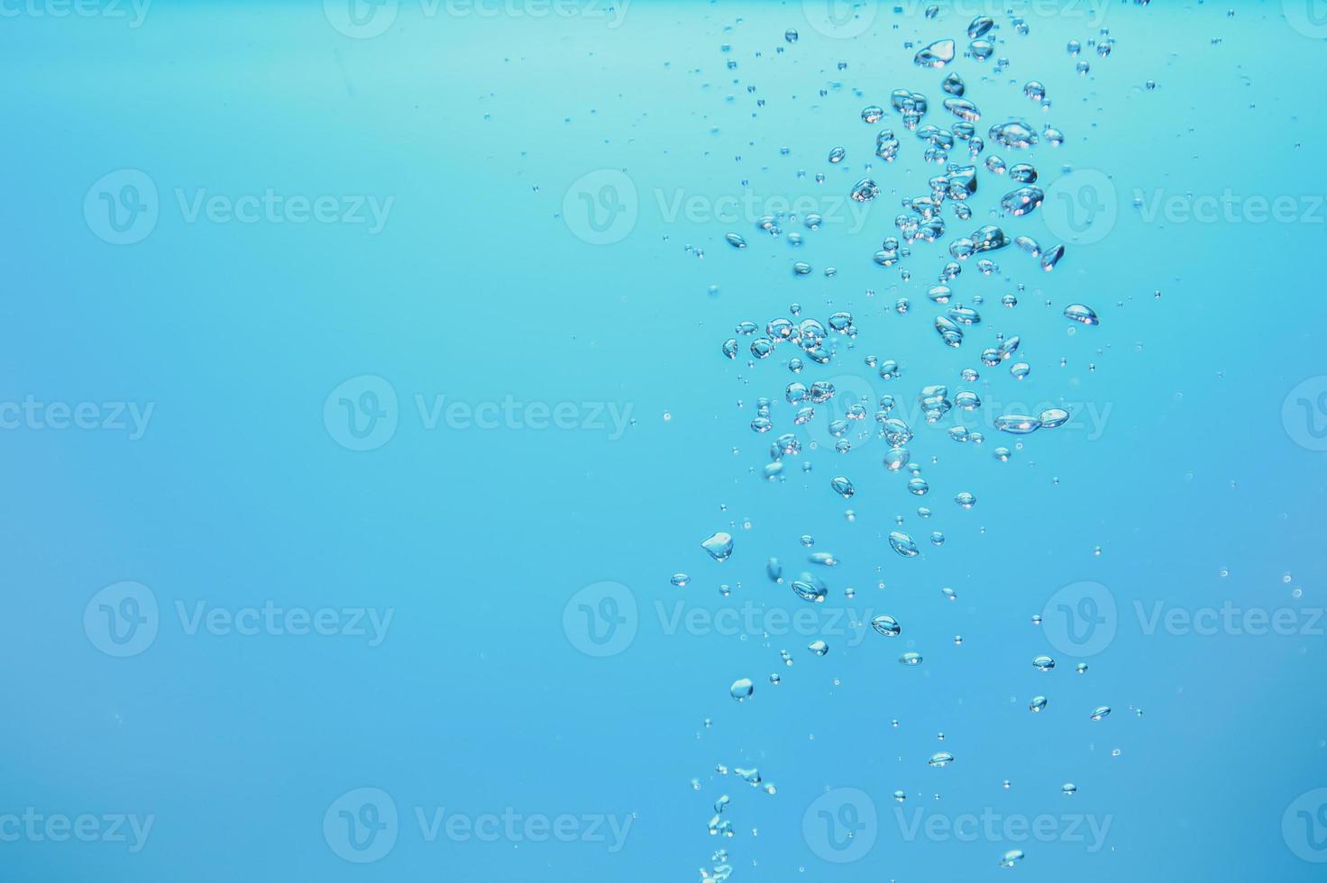 abstracte achtergrondafbeelding van bellen in water. schoon water met waterdruppels en golven. zoet water een glas met bubbels blauwe achtergrond. foto