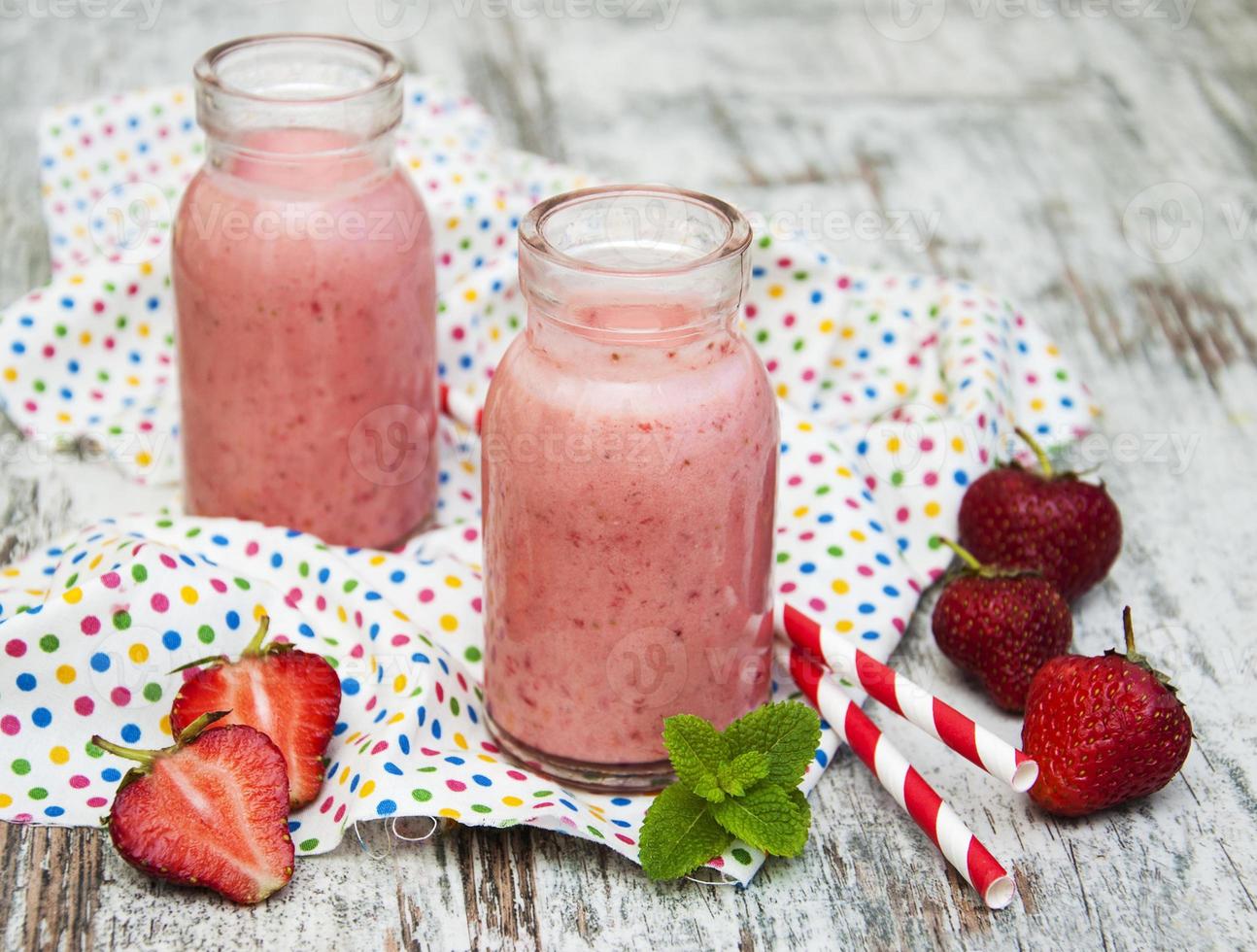 Aardbeienfruit smoothies met verse aardbeien foto