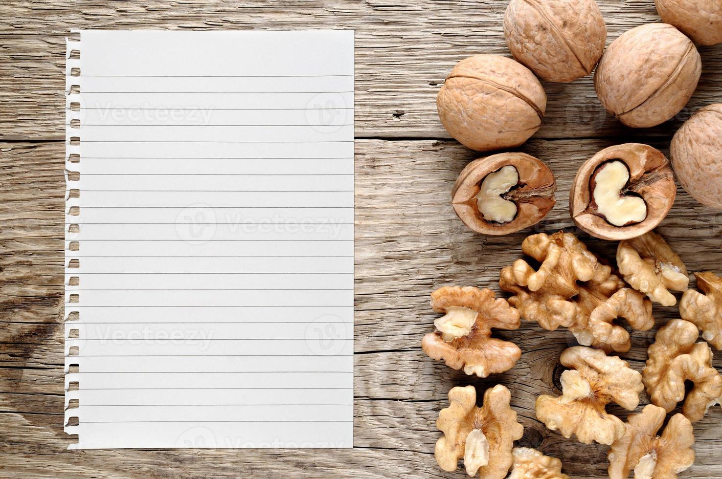 walnoten en papier voor recept foto