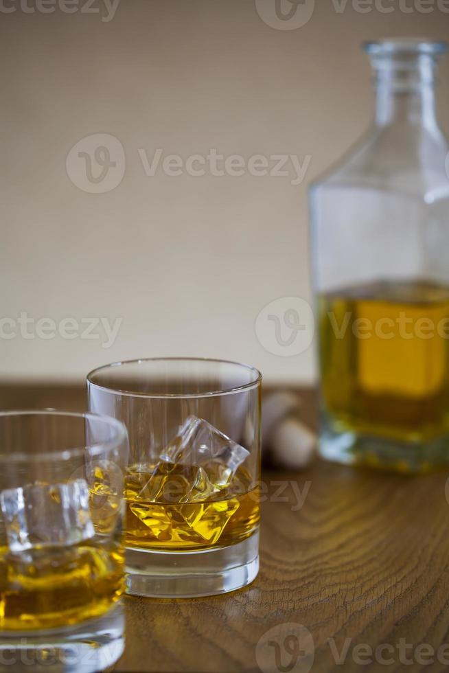 glas en fles whisky foto