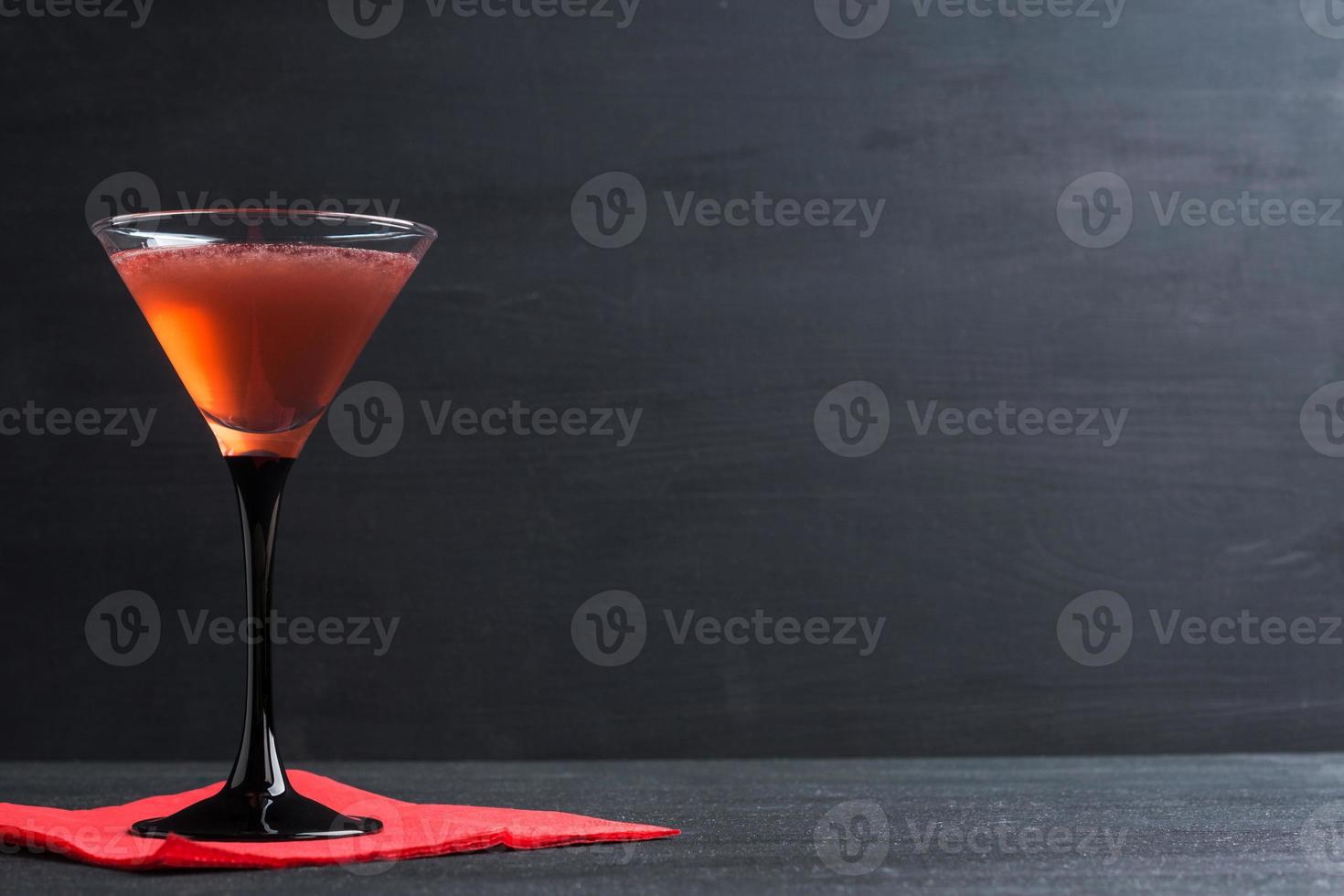 rode cocktail in Martiniglas foto