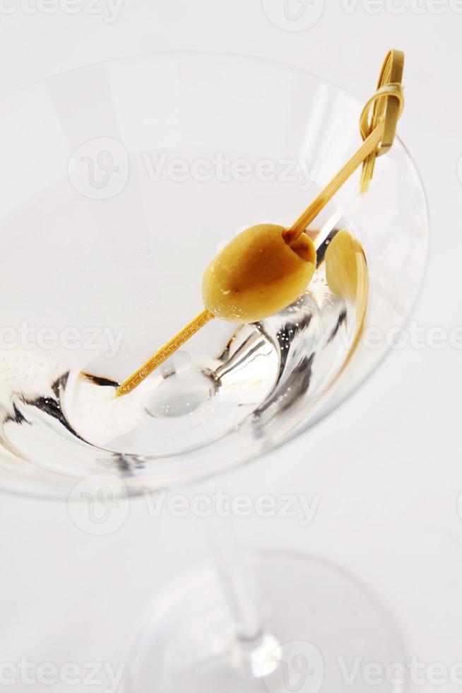 martini in glas met olijf foto