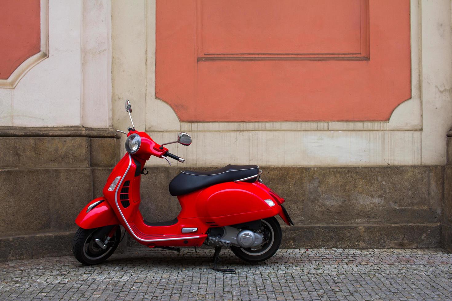 vintage scooter op de oude straten van Europa foto