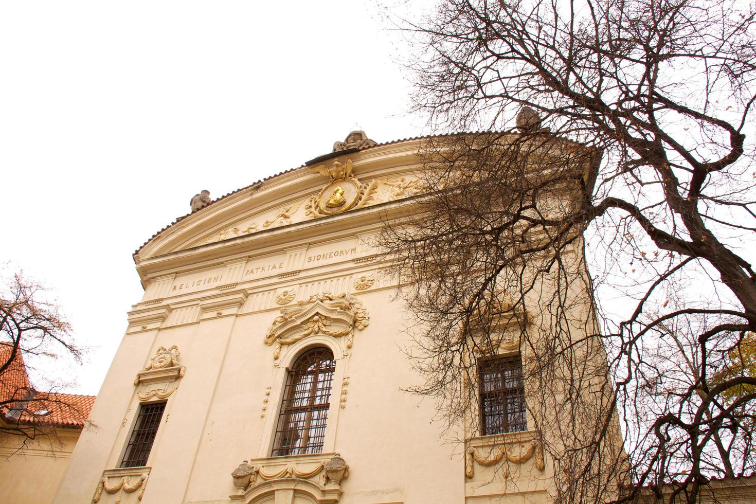 uitzicht op de oude stad van Praag - oude gebouwen foto
