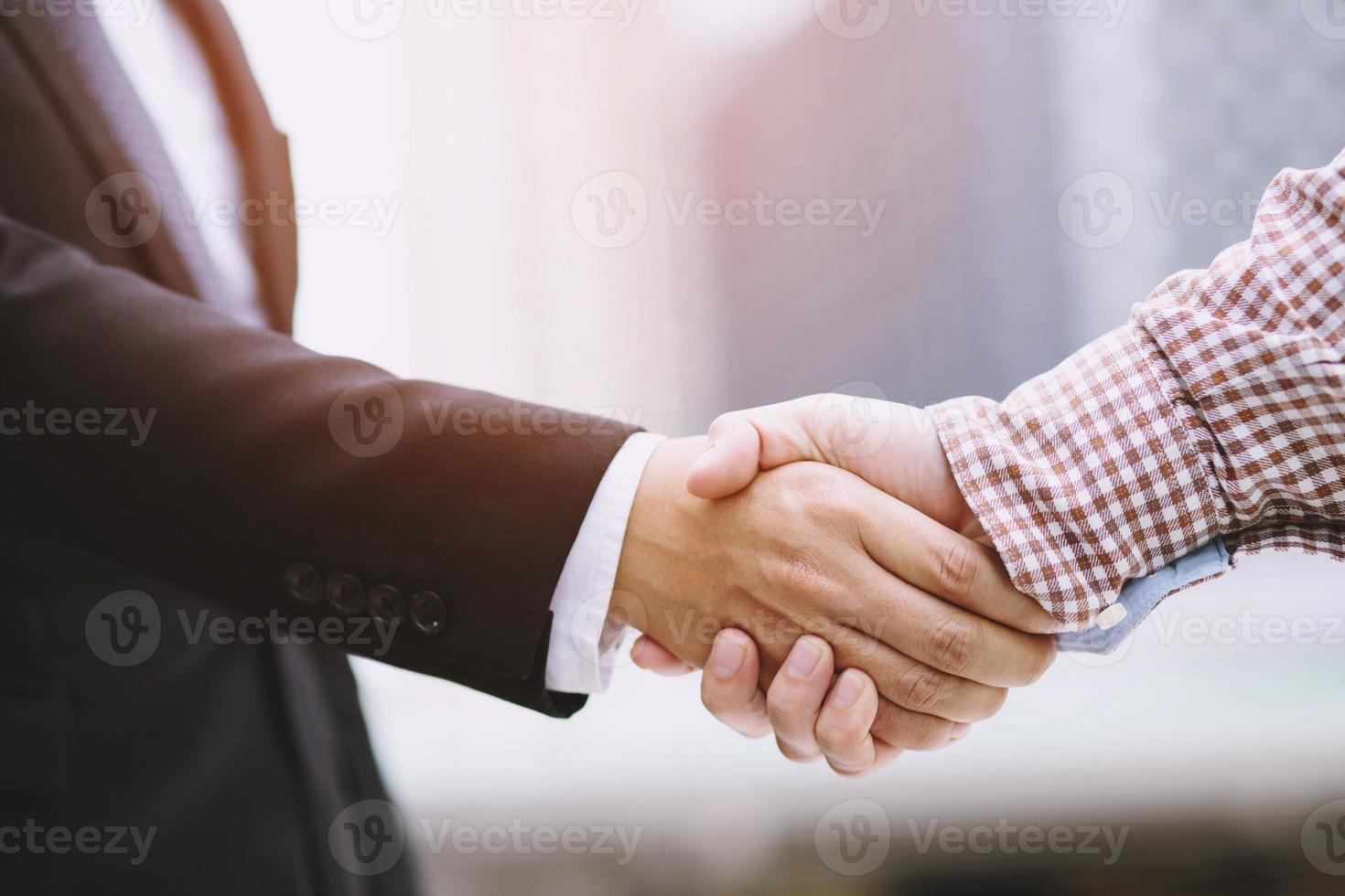 zakenman houdt handen vast om het eens te worden over een bedrijf foto