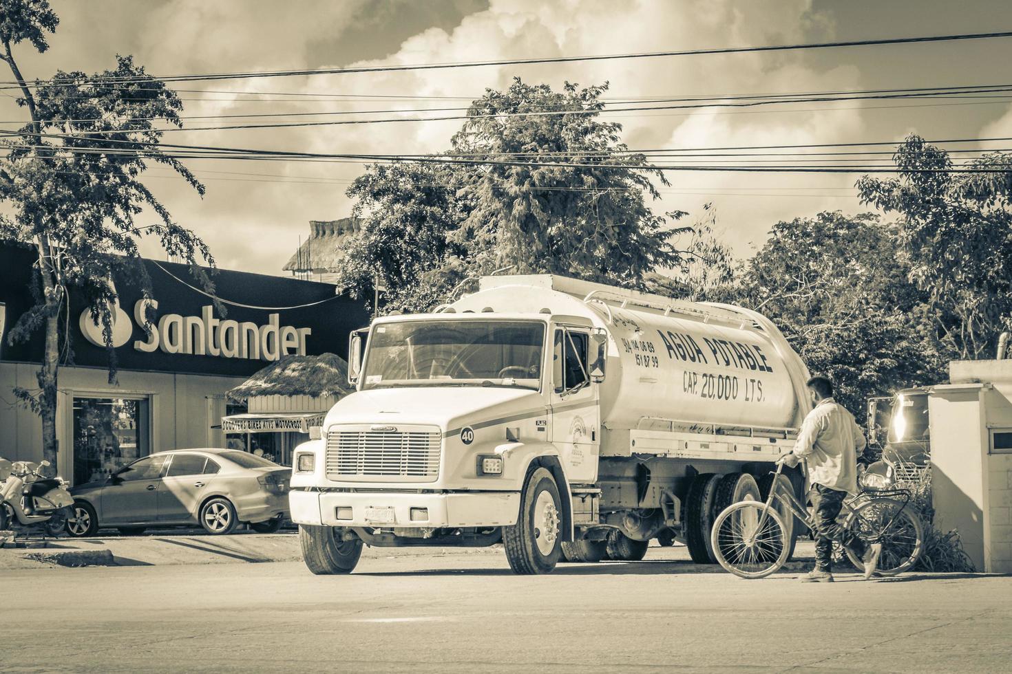 tulum quintana roo mexico 2022 vrachtwagens dumper en andere industriële voertuigen in tulum mexico. foto