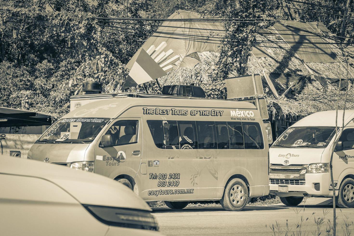 tulum quintana roo mexico 2022 typische kleurrijke straat wegverkeer auto's palmen van tulum mexico. foto