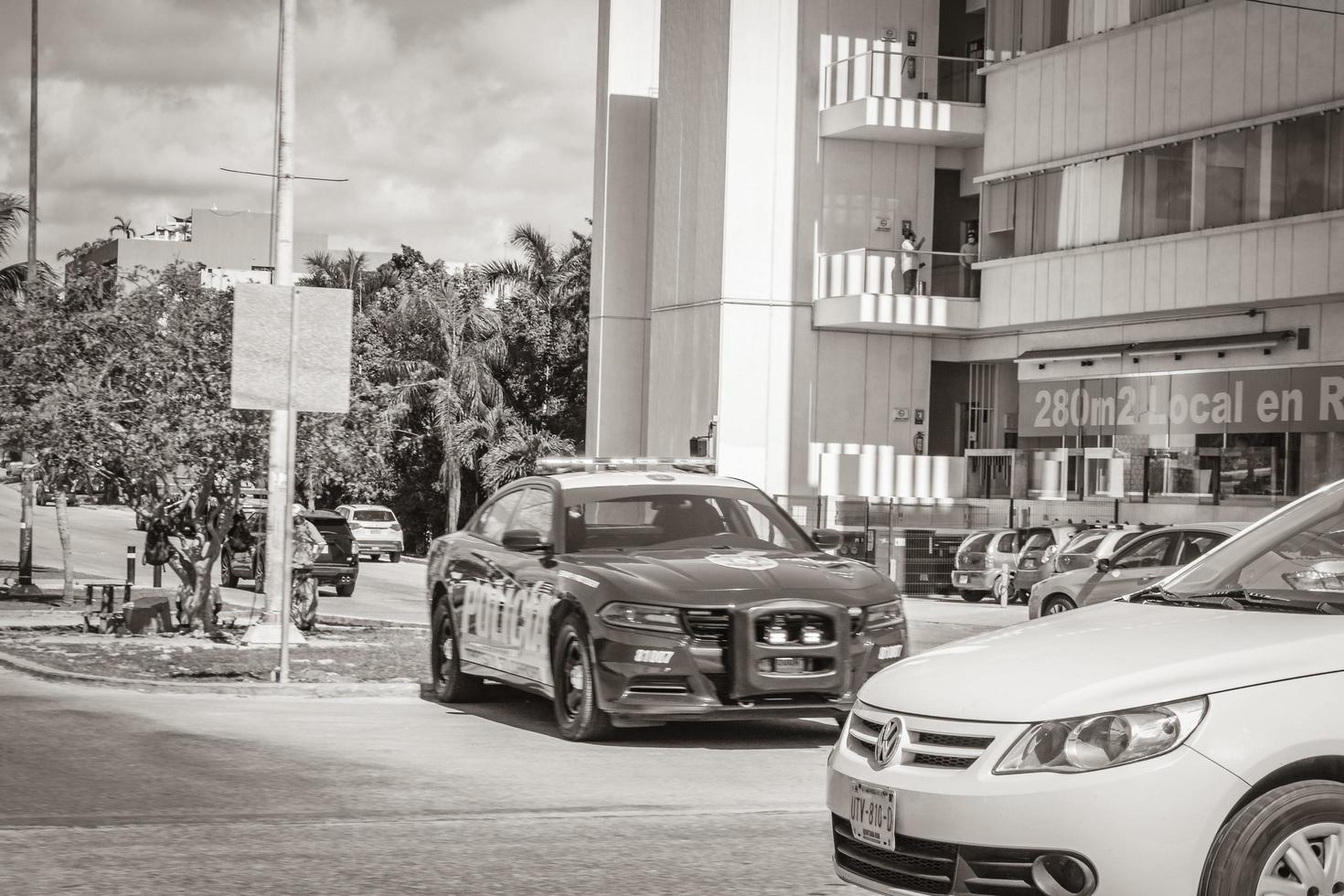 playa del carmen quintana roo mexico 2022 politieauto geparkeerd in tropisch playa del carmen mexico. foto