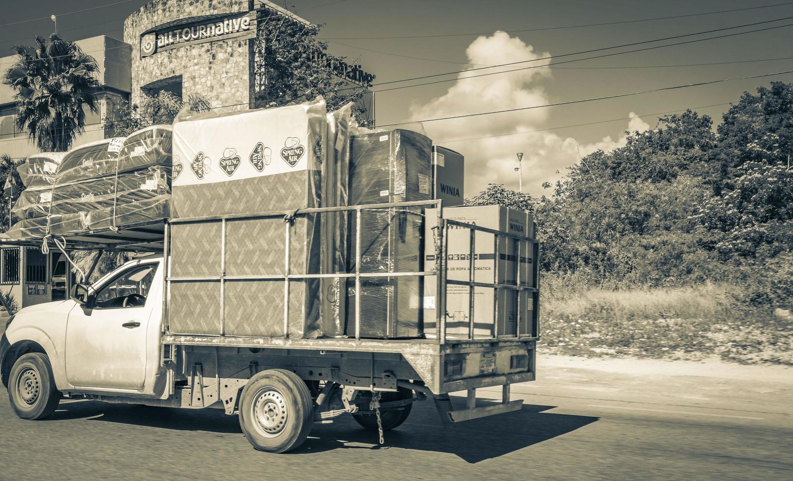 playa del carmen quintana roo mexico 2022 vrachtwagens bestelwagen en andere industriële voertuigen in mexico. foto