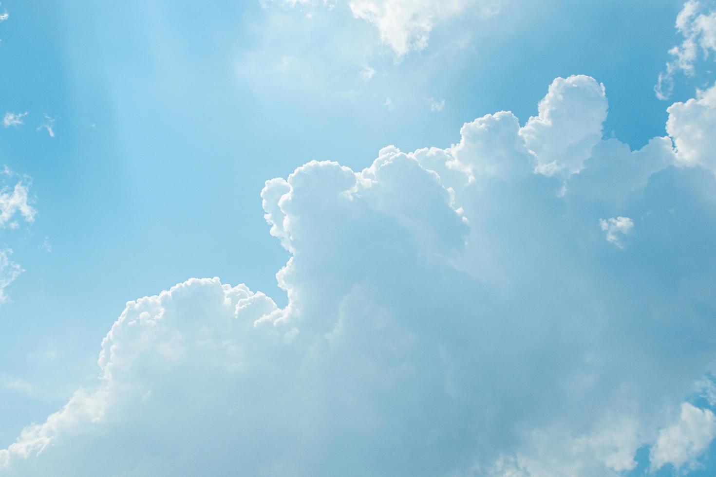 blauwe lucht met witte wolken foto